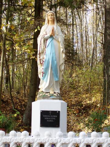 Milkas pilskalns, Sv. Marijas statuja